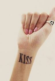 modello di tatuaggio bacio polso ragazza