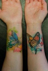 दो अलग-अलग तितली कलाई टैटू पैटर्न