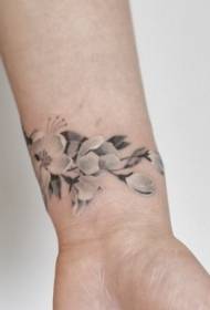 우아한 흰색과 회색 벚꽃 손목 문신 패턴