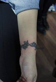 Nindot nga Leaf Bracelet Tattoo