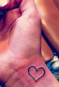 mic tatuaj de totem dragoste la încheietura mâinii