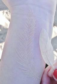 dun wit veren onzichtbaar tattoo-patroon op de pols
