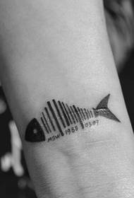 tatuaxe de código de barras de óso de peixe de boneca