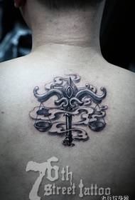 modello di tatuaggio della Bilancia di tendenza posteriore dei ragazzi