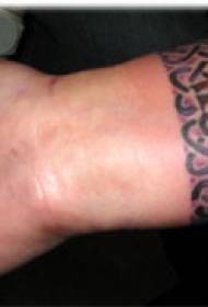 Patrón de tatuaje de tótem nudo celta de muñeca
