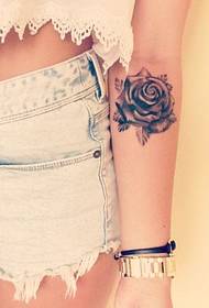 tatuagem rosa preta cinza no braço