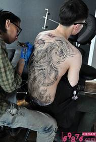 scena fenomenale del tatuaggio del totem della fenice posteriore