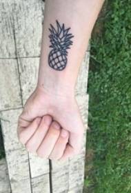 Minimalistička crta tetovaža djevojke u zglobu crne boje ananasa