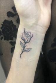 зап'ясті татуювання невеликий малюнок Вишуканий малюнок татуювання троянди на зап'ясті дівчини