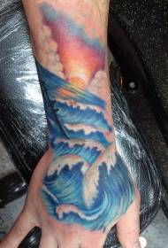 semplici onde del mare dipinte con motivo del tatuaggio della barca
