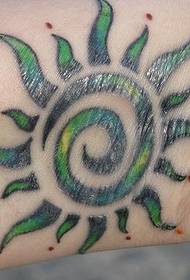 modello di tatuaggio totem sole tribale di colore del polso