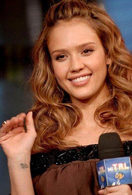 Jessica Alba armuline mood tätoveering