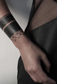 зглоб црни једноставан узорак тетоважа накита