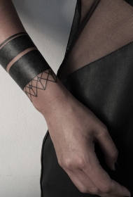 modello di tatuaggio da polso semplice gioielli neri