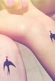 adequat per a la imatge del tatuatge del canell i l'oreneta entre germana i nòvia