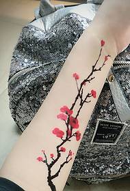 clair et beau tatouage de tatouage de prune de poignet
