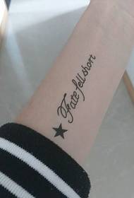 bambine da polso con piccole immagini di tatuaggi stella inglese a cinque punte e fresche