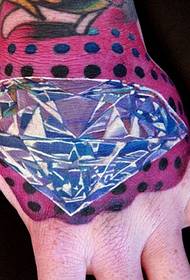 手背上漂亮又漂亮的鑽石紋身