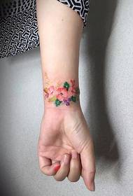 el gust de la primavera al canell de la nena és un model de tatuatge de flors petits i frescos