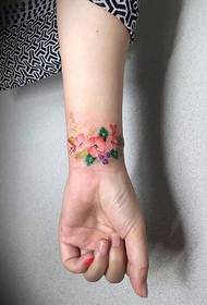 il sapore della primavera al polso della ragazza è un piccolo e fresco disegno del tatuaggio floreale