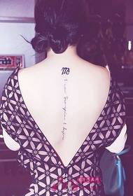 moda de text de la constel·lació imatge del tatuatge a l'esquena
