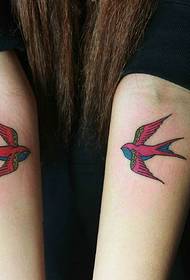 два пара мањих тетоважа зглоба
