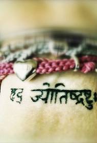 mergaitės riešo išvaizdos sanskrito tatuiruotė