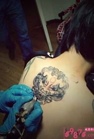 processo di tatuaggio del leone Tang dominante