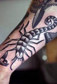 小臂簡單黑點蝎子紋身圖案