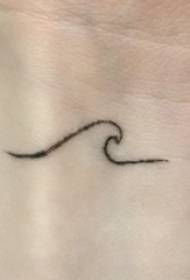 minimalistesch Linn Tattoo Meedchen Handgelenk minimalistescht Tattoo Bild