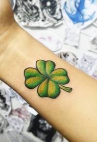 modello di tatuaggio a quadrifoglio a colori tipico del polso