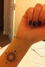 mote kvinnelige håndledd totem tatoveringsmønster