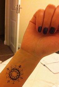 Mtindo wa kike wa mtindo wa tattoo