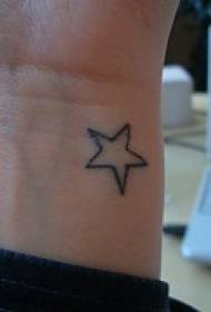 kis csillag tetoválás minta a csuklóján