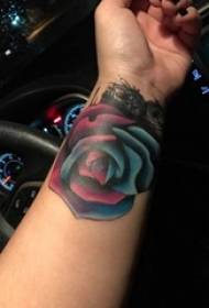 Europäesch rose Tattoo Girl Handgelenk rose kleng Frësch Tattoo Bild
