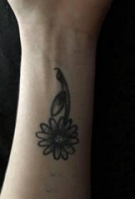 Wol tangan tato wanita nganggo bangkekan rambut nganggo gambar tato kembang ireng