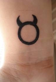 Modello di tatuaggio da polso semplice simbolo di toro