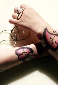 tatuaggio a forma di cuore a coppia da polso