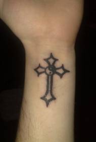 modello di tatuaggio croce polso yin e yang gossip