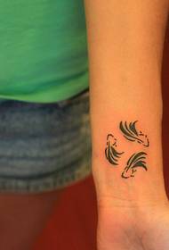 ຂໍ້ມືເທັບ totem goldfish tattoo
