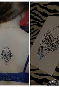 meninas de volta apenas belo totem gato tatuagem padrão