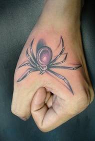 прыгожая павук-татуіроўка на тыльным боку рукі