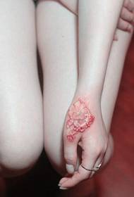 merah muda bunga kecil mulut harimau menutupi bekas luka tato