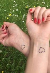 ब्लॅक हार्ट टॅटू चित्रावर हृदयाच्या आकाराचे टॅटू जोडी प्रेमी मनगट