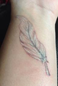 modello realistico di tatuaggio piuma bianca da polso