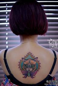 लड़की टैटू बिल्ली टैटू पैटर्न पीठ पर