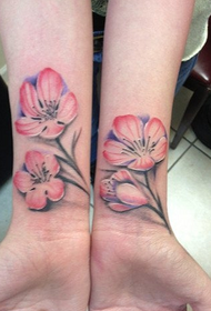 riešo gražus gėlių tatuiruotės modelis