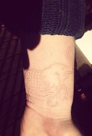 सुंदर हाथी कबूतर रक्त अदृश्य टैटू लड़की की कलाई पर