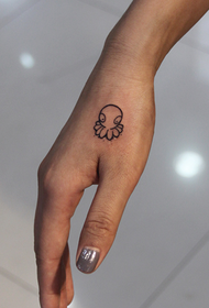 Mädchen Handgelenk kleine Krake Tattoo Muster