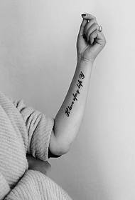 vienkāršs plaukstas locītavas modes angļu valodas tetovējuma attēls
